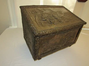 ANTIGUA CAJA DE CARBÓN DE LATÓN EN RELIEVE CONTENEDOR INGLÉS GALVANIZADO ESCENA DE PUEBLO DE COLECCIÓN - Imagen 1 de 9