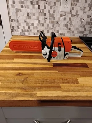 Motosierra Stihl para niños juguete de plástico sonidos y movimiento funciona con pilas  Foto 1 de 4