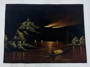 Vintage schwarz Samt auf Sperrholz 16x12 Gemälde Mondlicht Dorf Boot auf Wasser - Bild 1 von 12