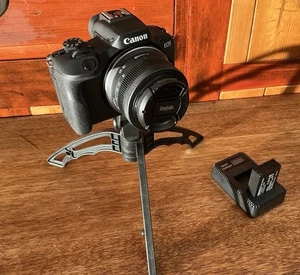 Canon EOS R100 (18-45MM) Mirrorless Camera, Near New. Open For Offers. - Picture 1 of 17