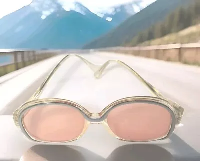 ВИНТАЖНЫЕ СОЛНЦЕЗАЩИТНЫЕ ОЧКИ L. EVARD ПРОЗРАЧНАЯ ОПРАВА РОЗОВЫЕ ЛИНЗЫ ФРАНЦИЯ 54-20-140 РОЗНИЧНАЯ ЦЕНА $150. - Изображение 1 из 4