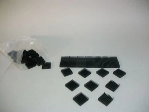 Rottami Industriali Punk Art (37 Pezzi) 1 x 1 Quadrati Dissipatore di Calore Alluminio - NOS  - Foto 1 di 4