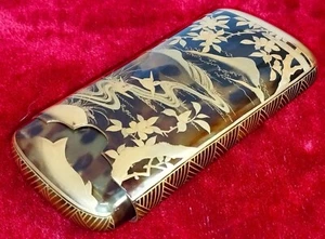 ANTIKE CHINESISCHE ZIGARRENSCHACHTEL IN CAREY. GOLDENES RELIEF DEKOR. CHINA. XIX - Bild 1 von 1