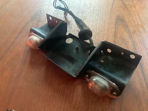 1989-1994 Isuzu Amigo Rear License Plate cover MOUNTING bracketw/LIGHTS assembly - Foto 1 di 4