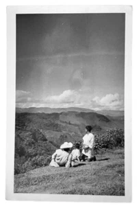 RPPC Postkarte Mexiko Ureinwohner Erwachsene und Kinder am Hang - Bild 1 von 2