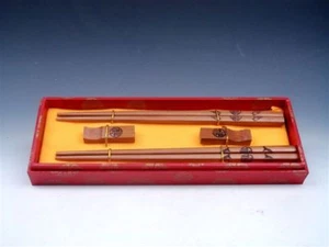 Set Regalo 2 Paia Personaggi Benedizione "FU" Bacchette in Legno Dipinto con 2 Supporti - Foto 1 di 1