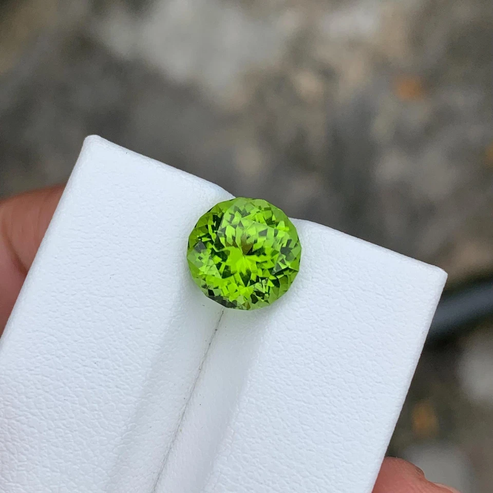 Piedra preciosa suelta de corte redondo peridoto verde natural de Ceilán de 12,02 quilates con certificación GIE Foto 1 de 4