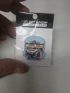 Prendedor de solapa NASCAR Chicago Street Race 2024 Pit Shop equipo sombrero prendedores carreras nuevo - Imagen 1 de 2