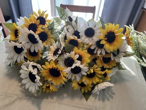 Lote de tallos de 10 quilates - 70 cabezas - Ashland - flores de imitación amarillas + blancas de girasoles NUEVO - Imagen 1 de 5