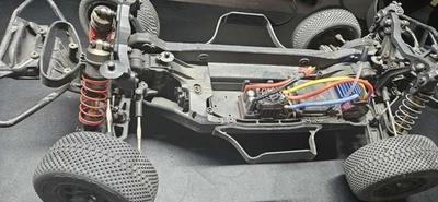 Camión de recorrido corto Team Associated SC10 4x4 - 4 polos - rápido Foto 1 de 4