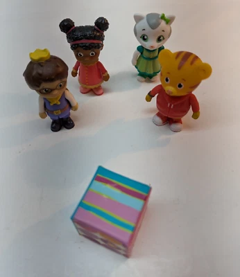 LOTE DE 5 figuras familiares y bloque de rompecabezas Daniel Tiger's Neighborhood Toy Friends Foto 1 de 4