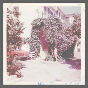 Fundfoto 1972 Frau roter Sportwagen vor Wohnanlage 3,5 x 3,5  - Bild 1 von 2