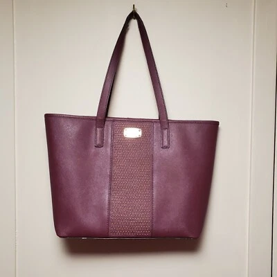 Bolso de Viaje Michael Kors Microstud Rayas Centrales Pequeño Color Ciruela Ver Fotos Foto 1 de 4