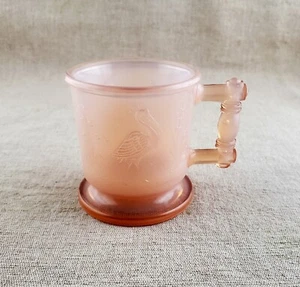 Taza para niños Degenhart Art Glass Depresión rosa opalescente pavo real cigüeña - Imagen 1 de 4