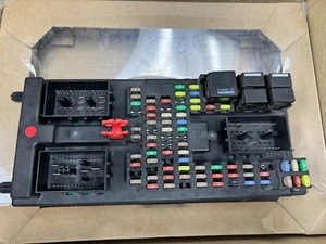 2010-2013 LAND ROVER RANGE ROVER SPORT ENGINE FUSE RELAY BOX CONTROL MODULE OEM - Picture 1 of 3