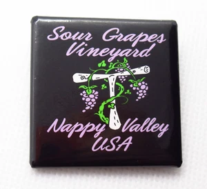 Sour Grapes Vineyard - Nappy Valley - Humor - Snark - Vino - Prendedor vintage - Negro - Imagen 1 de 7