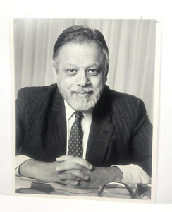 1988 A. Bart Giamatti Pressefoto 8"x 10" MLB Kommissar mit Sportnachrichten - Bild 1 von 5