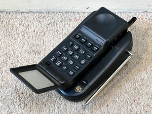 MOTOROLA TELEFON BEZPRZEWODOWY / TELEFON Z KLAPKĄ MODEL 2125 SERIA 2000 MADE IN USA - Zdjęcie 1 z 16
