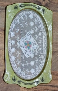 Vintage Zelluloid Kommode Tablett Blumenspitze unter Glas mit grünen Art Deco Kanten - Bild 1 von 7