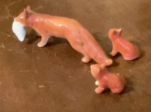 Statuina animale in porcellana vintage.  Volpe bambino 3" lunga mamma e due 1". - Foto 1 di 5