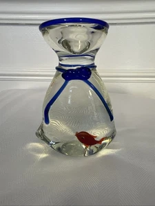 Pisapapeles vintage de vidrio transparente Goldfish en una bolsa con cinta/arco azul - Imagen 1 de 10