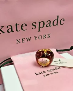 NUEVO CON ETIQUETAS Kate Spade Nueva York Tous Frutado Fresa Resina Anillo Talla 7 Nuevo - Imagen 1 de 12