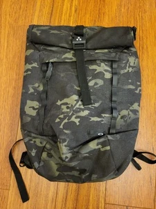 Oakley Voyage 23l roll top dark multi cam never used - Picture 1 of 3