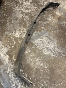 Peugeot 205 GTI OE Stoßstange hinten (GEBRAUCHT) mit Kennzeichenleuchten - Bild 1 von 5