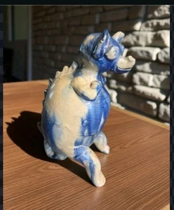 Studio Kunst Keramik Schwein Drache Dinosaurier Bank 5,5" x 3,5" blau hellbraun Figur Dekor - Bild 1 von 13
