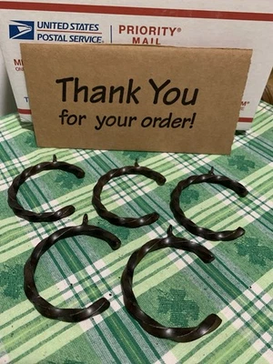❤️5 anéis de cortina de ferro forjado torcido laço C marrom/preto para haste de 2” - Imagem 1 de 4