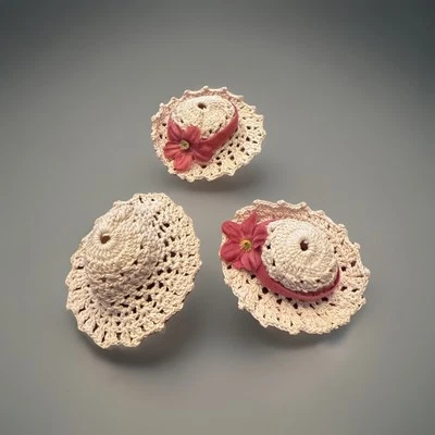 Barbie - Otras muñecas de moda - Sombrero de ganchillo marfil vintage - Lote de 3 Foto 1 de 3