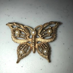 Broche mariposa vintage tono dorado con perlas de imitación - Imagen 1 de 6