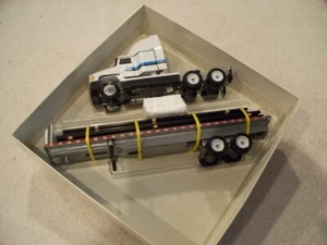DANA PARISH 1995 FLD120 TRACTOR FB TRAILER W/CHANNEL FRAMES DIECAST WINROSS - Picture 1 of 2
