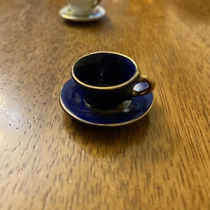 2 Teetassen mit Untertassen Mini Japan 1 weiß mit Schmetterlingsuntertasse 1 kobaltblau Wein - Bild 1 von 11