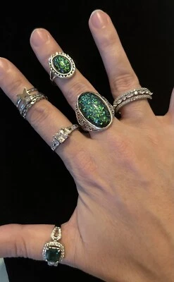 Lote de 8 anillos apilables de moda con circonita cúbica y diamantes de imitación en tono plateado Foto 1 de 4