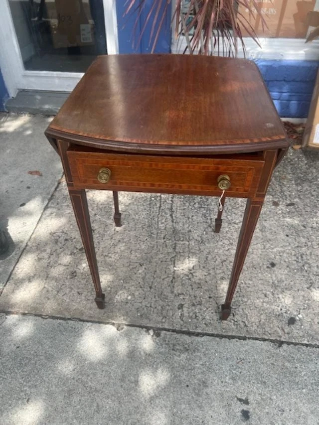 Antigua mesa eduardiana inglesa de caoba pequeña hoja caída incrustación de madera satinada Foto 1 de 4