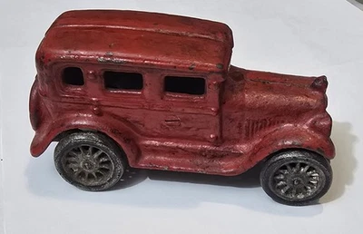 Antiguo camión de juguete rojo sedán de hierro fundido de 6" de largo de cuatro puertas Foto 1 de 4