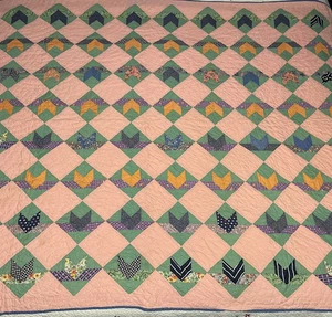 Antik Vintage 1943 Quilt Tulpenmuster hellrosa Quadrat Handgesteppt Signiert/Datiert - Bild 1 von 23