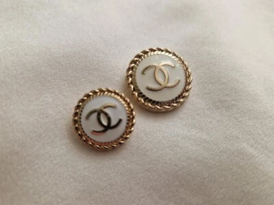 ONE WHITE ENAMEL CHANEL BUTTON 16MM 20MM - Image 1 of 4
