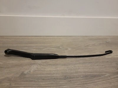 Brazo limpiaparabrisas delantero derecho 92-1998 Audi UrS4,A6,UrS6,100,200 C4 Foto 1 de 4