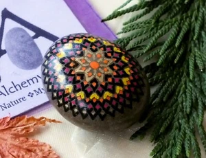 Handbemalter Alchemie Stein m. rotem, orangefarbenem, gelbem, goldfarbenem & schwarzem Mandala Design - Bild 1 von 4