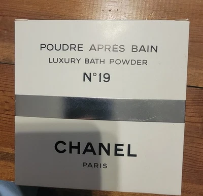 Polvo de baño de lujo CHANEL Nº 19 Poudre Pres Bain 150 g Foto 1 de 2