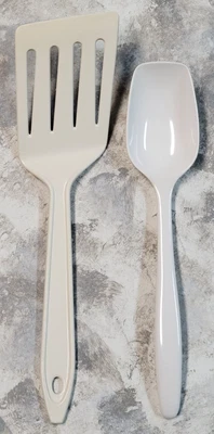 De Colección Hutzler Lopol Espátula Ranurada Ángulo Plástico y Cuchara de Melamina Blanca Lote de 2 Foto 1 de 4