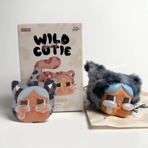 *Denim Cutie* Authentisch CRYBABY Wild but Cutie Vinyl Plüsch Pop Mart Geöffnet Neu - Bild 1 von 10