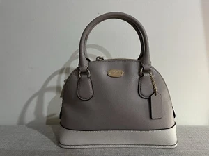 Coach Umhängetasche genarbtes Leder Mini Cora Kuppel Colorblock grau Birke/Kreide - Bild 1 von 6