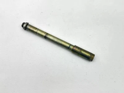 Suzuki RM125 2000 eje de rueda delantera eje tuerca eje pivote 5471136E00 OEM RM 125 Foto 1 de 3