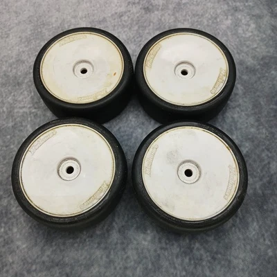 Juego de cuatro ruedas y neumáticos RC 1:10 - Usado  Foto 1 de 4