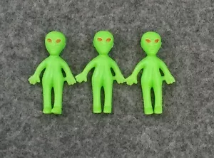 Figura alienígena en miniatura que brilla en la oscuridad - conjunto de 3 - seres extraterrestres - Imagen 1 de 4