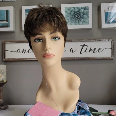 VIKKI ❤️ Estetica en R8/12 Med Marrón Corto Pixie Boycut Peluca Gorra Básica Foto 1 de 4