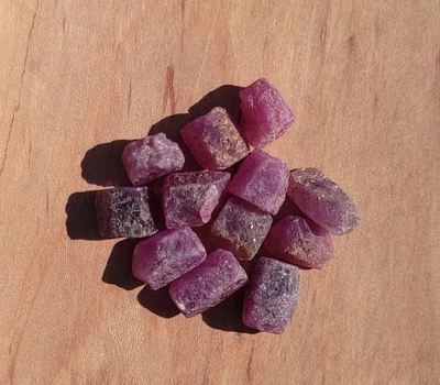 Rubis corindon naturels prismatiques cristallisés, lot de 46 cts. Madagascar - Imagen 1 de 4